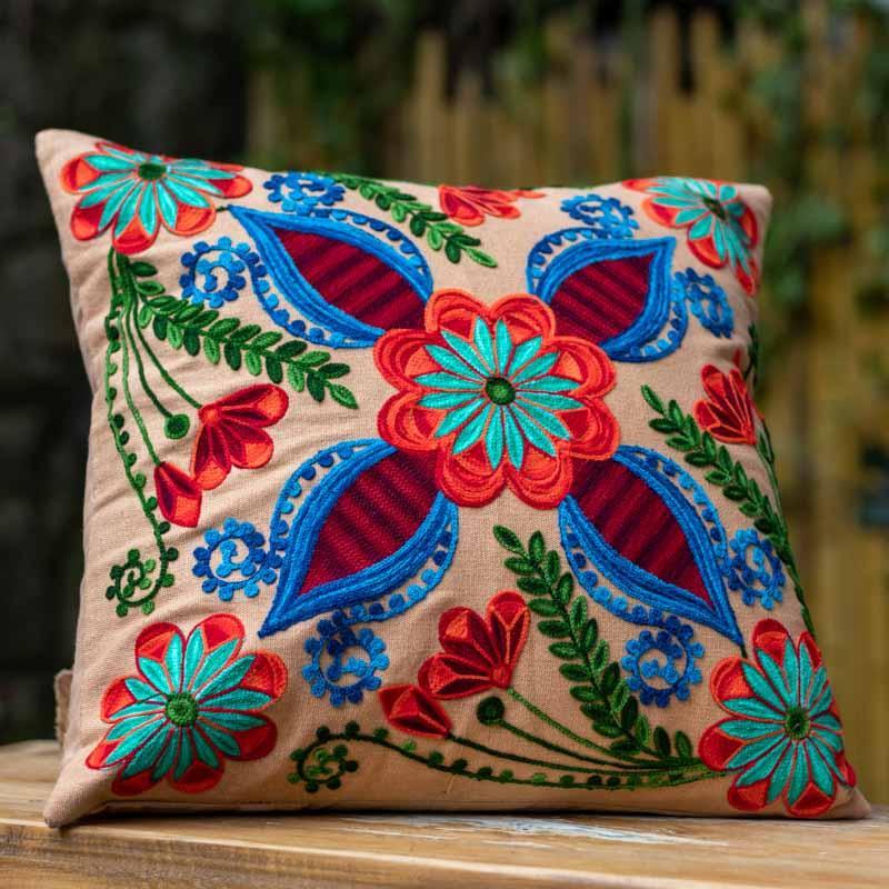 Crie um ambiente cozy with Almofada Bordada 45cm 🌟 Artisanal beauty that transforms your home into an elegant retreat 🏮🏡