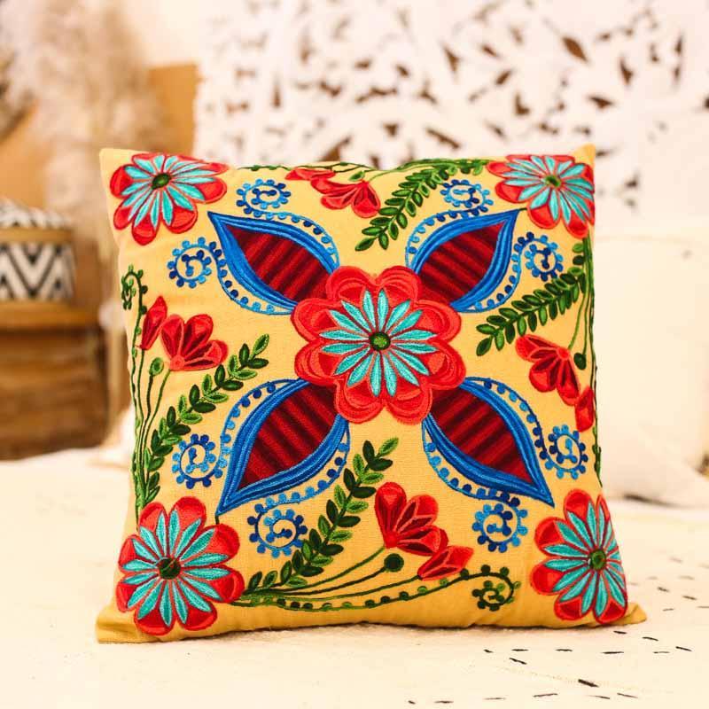 Embrace the enchantment of Almofada Indiana Bordada 45cm 🏯 Inspired by the artistic tradition of India 🎨🌟