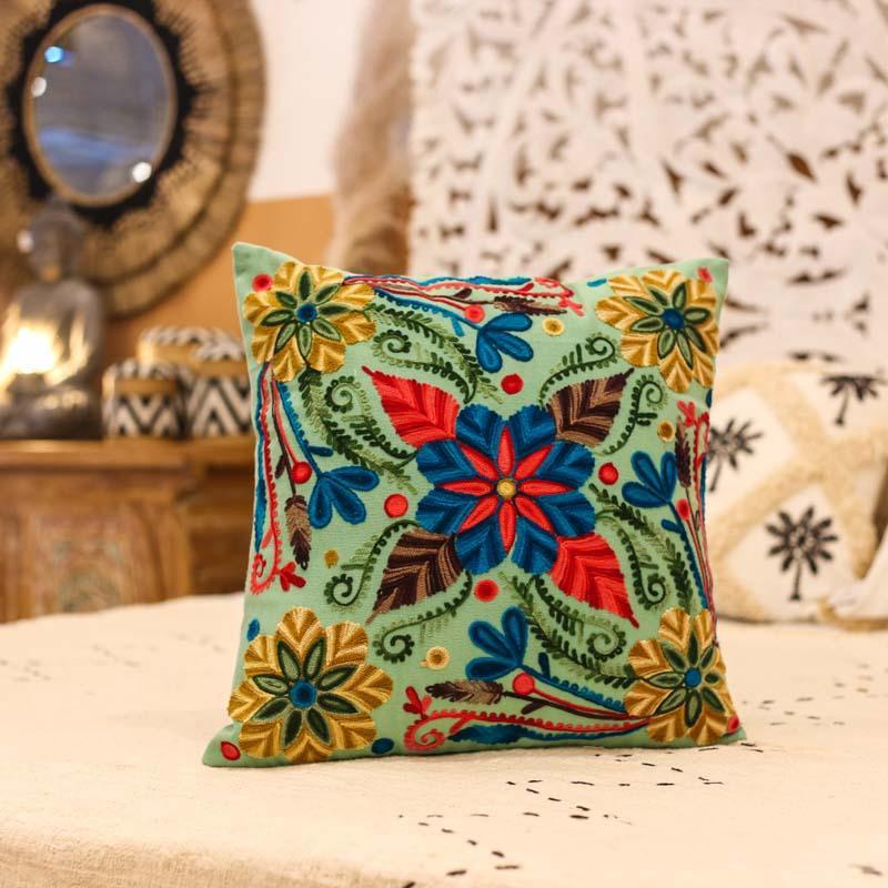 Descubra the rich culture of Almofada Bordada 45cm 🌿 A peça única and full of charm for your home 🌸🖌️