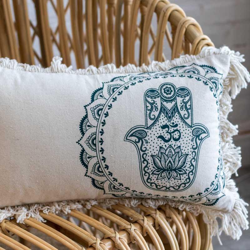 Almofada étnica em algodão com estampa Hamsá artesanal.