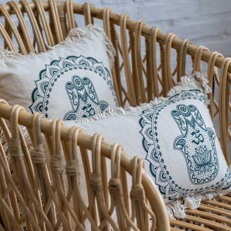 Almofada de algodão feita à mão em Bali com símbolo Hamsá.