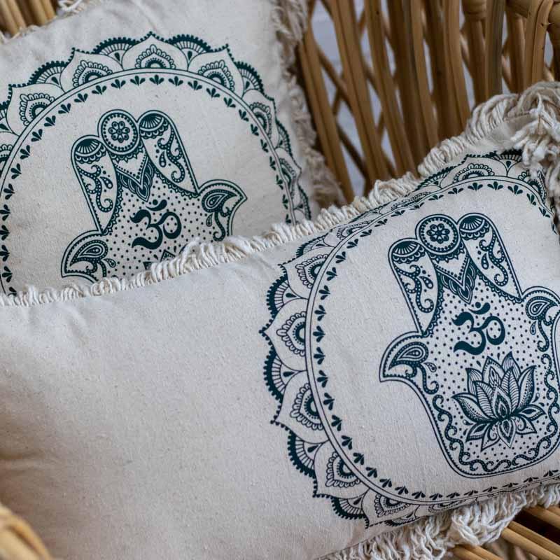 Peça decorativa artesanal: almofada retangular Hamsá de Bali.