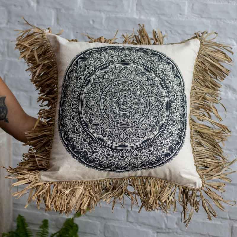 Almofada mandala em algodão artesanal com acabamento em palha natural.
