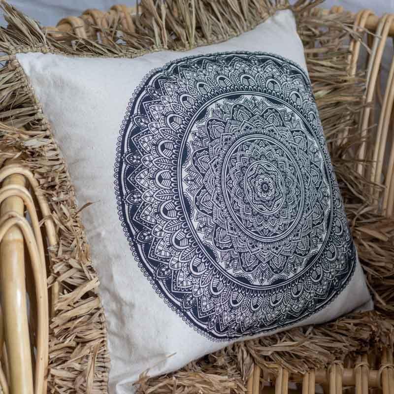 Detalhe da almofada em algodão com estampa mandala e palha rústica.