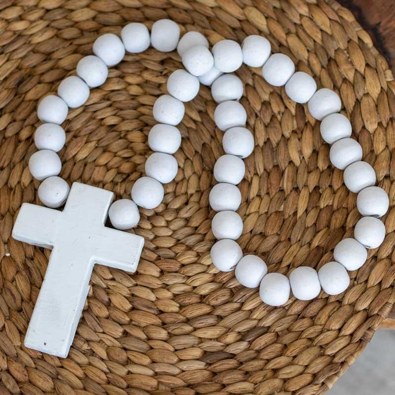 Colar decorativo artesanal com contas de madeira e pingente de cruz, disponível nas cores preto, turquesa, branco e natural.