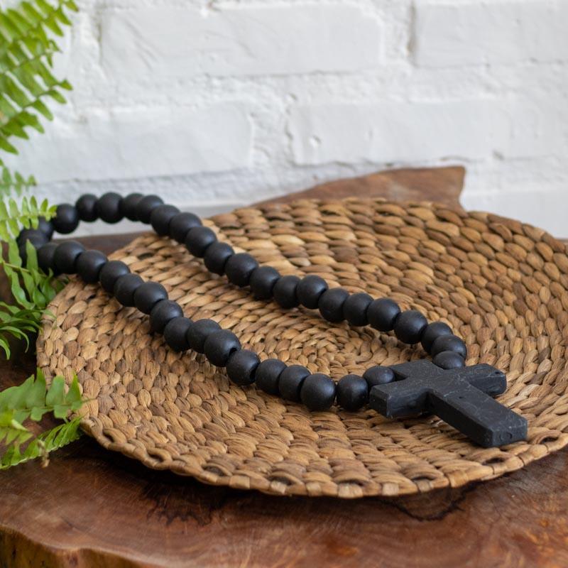 Objeto de decoração mística em Japamala madeira natural, trazendo a energia de Bali para o design de interiores.
