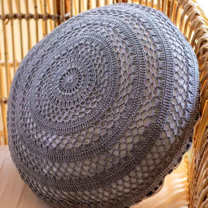 almofada tricotada tricot artesanal bali redonda decoracao sala sofa cadeira descanso loja artesintonia design interiores boho estilo zen