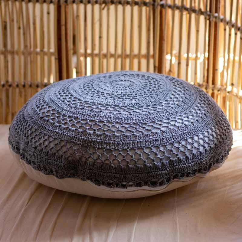almofada tricotada tricot artesanal bali redonda decoracao sala sofa cadeira descanso loja artesintonia design interiores boho estilo zen
