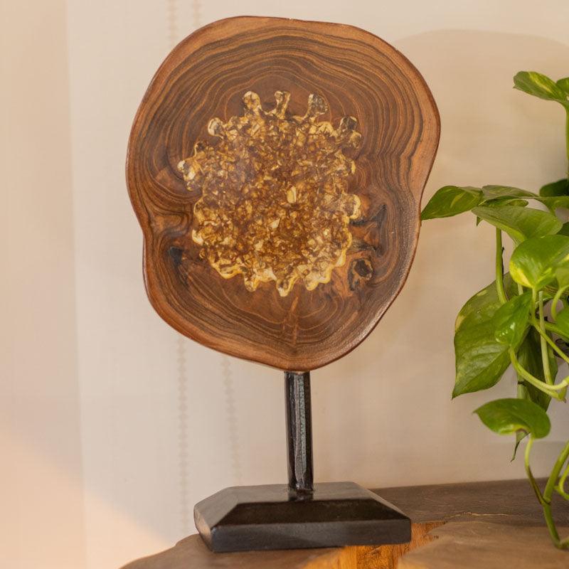 Escultura de mesa com 38cm de altura, unindo madeira maciça e resina vítrea em design exclusivo de Bali.