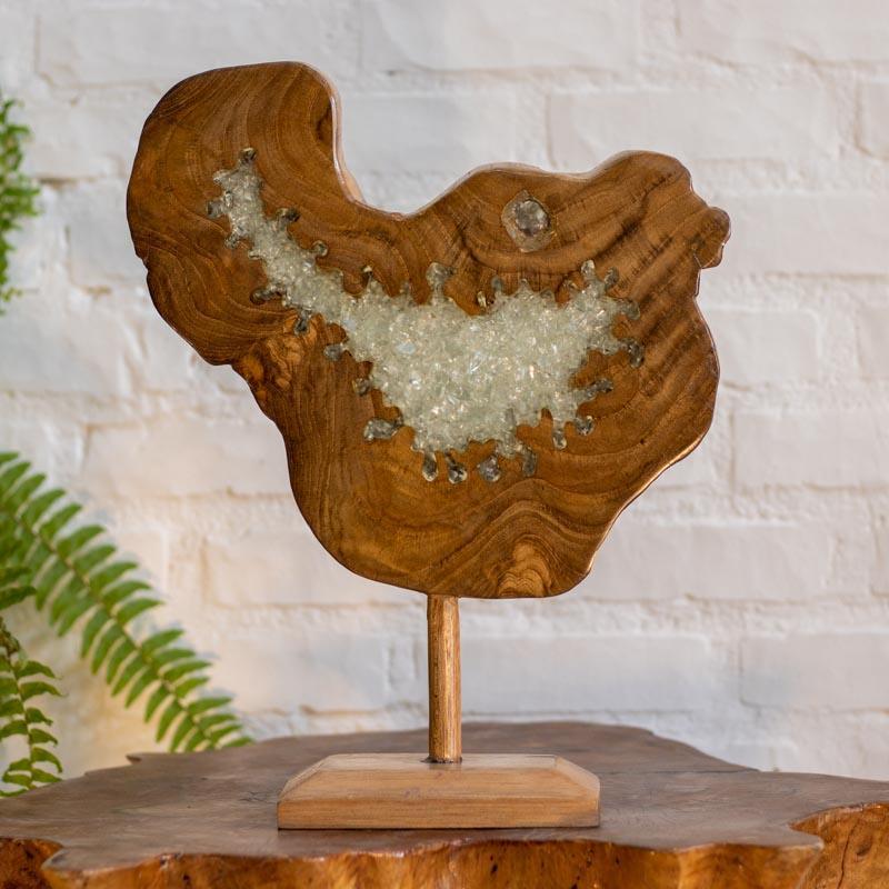 Adorno balinês para decoração biofílica, harmonizando com materiais como pedra, vidro e metais nobres.