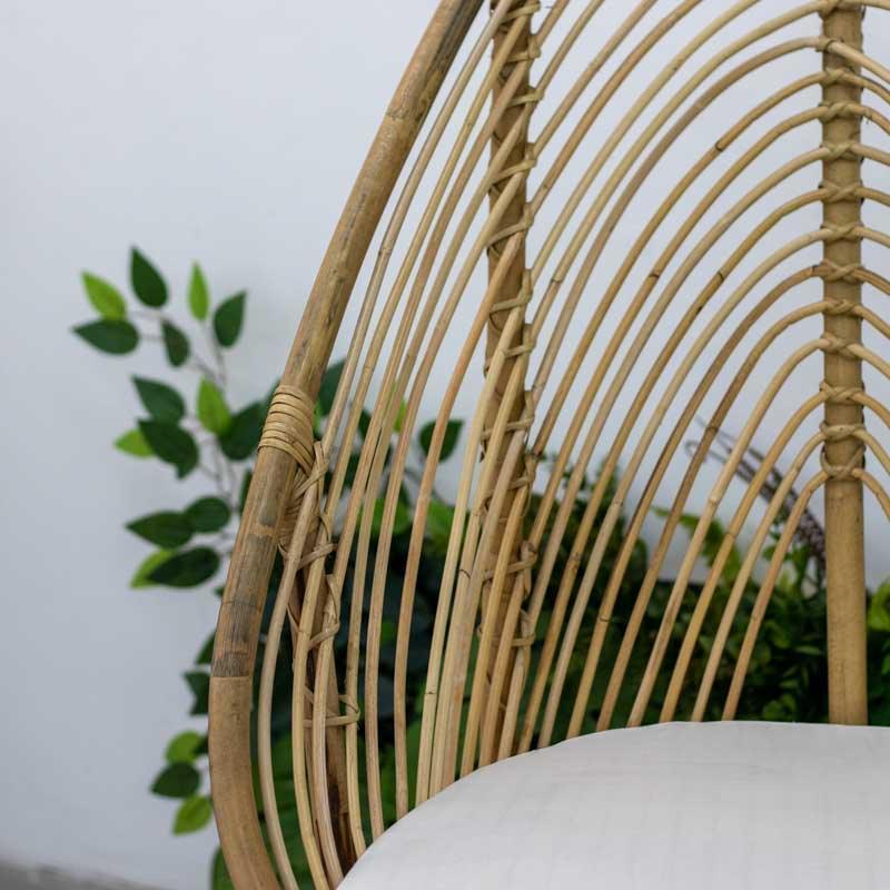 Cadeira artesanal Luwak produzida em rattan natural de Bali, apresentando encosto alto com design radial e hastes curvadas.