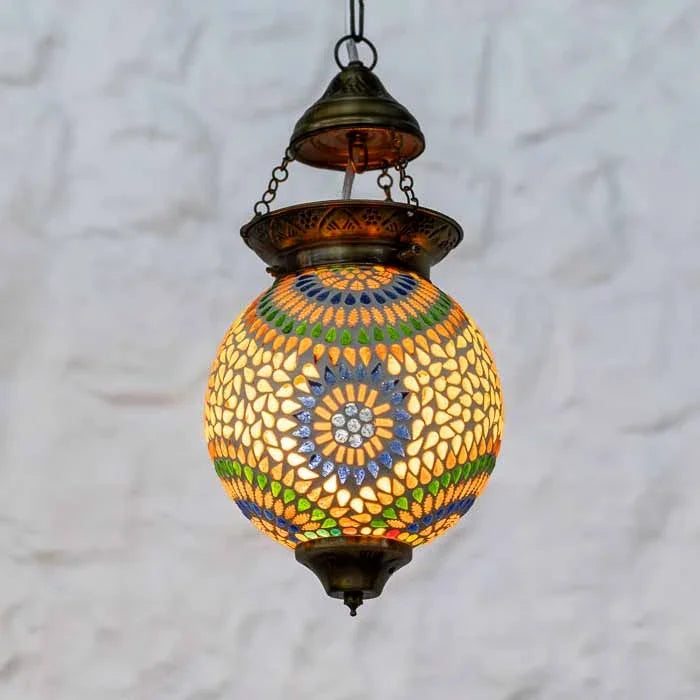 Luminária pendente suspensa em mosaico de vidro artesanal com acabamento metálico em tom envelhecido.