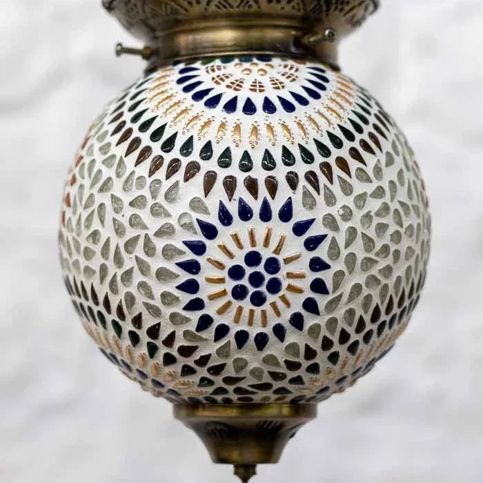 Detalhe da cúpula de vidro em mosaico com padrões geométricos e detalhes metálicos ornamentados.