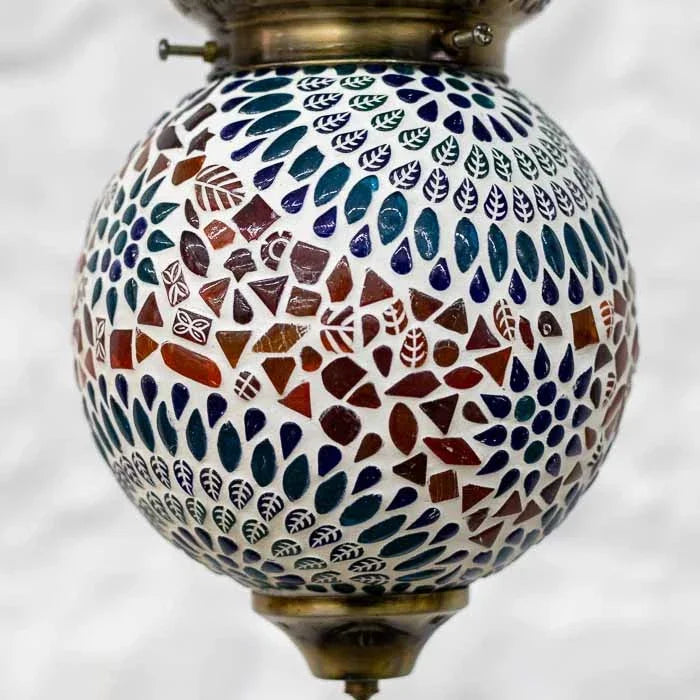 Objeto de iluminação suspensa e decoração artesanal de design oriental importado da Índia.