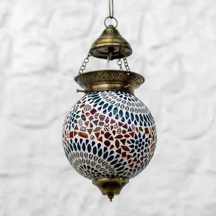 Cúpula pendente de mosaico artesanal com cúpula e acabamentos em metal envelhecido.