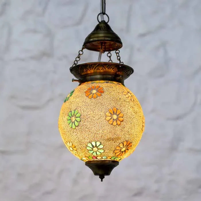 Luminária pêndulo indiana de vidro revestido por pedras de mosaico multicoloridas.