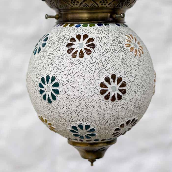 Trabalho de artesanato indiano com incrustação manual de vidros em pendente decorativo de teto.
