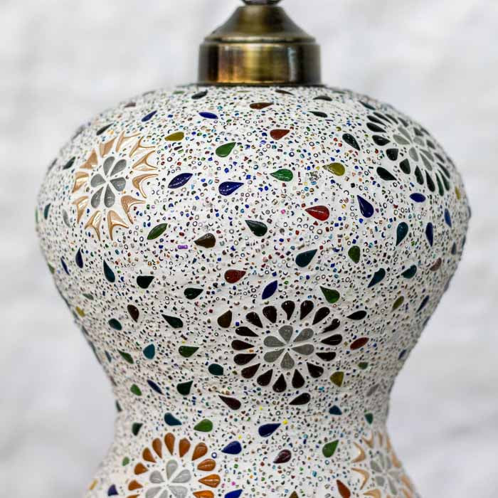Lustre pendente em estilo oriental para composição de salas de jantar e ambientes acolhedores.
