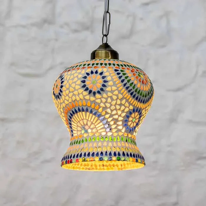 Composição de iluminação cênica com pendente de mosaico artesanal em ambiente aconchegante.