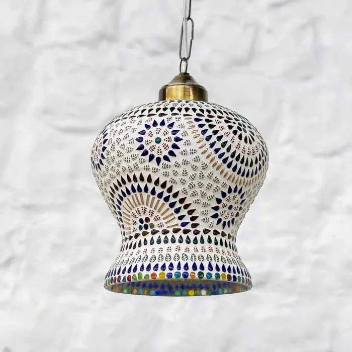 Peça autêntica de decor étnico e iluminação de teto para projetos de interiores refinados.