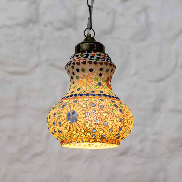 Luminária pendente artesanal em formato de cabaça com mosaico de vidro colorido.