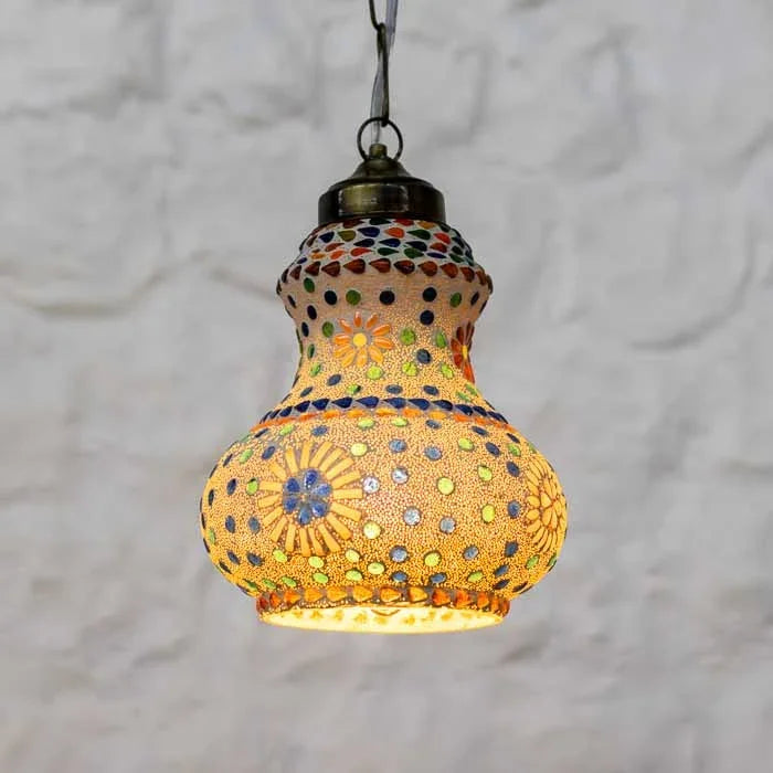 Luminária pendente artesanal em formato de cabaça com mosaico de vidro colorido.