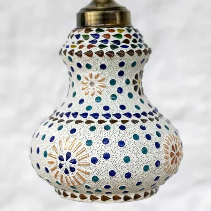 Luminária de teto em mosaico claro para iluminação aconchegante e cênica de interiores.
