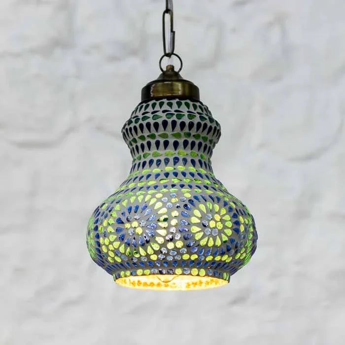 Luminária pêndulo indiana de teto com formato de pera e acabamento metálico envelhecido no topo.