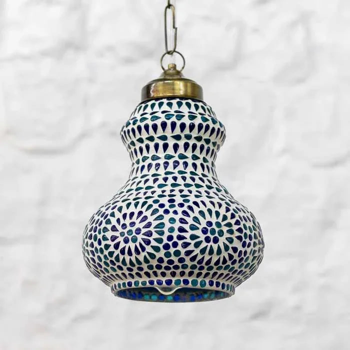 Cúpula pendente de mosaico em tom neutro com detalhes de pedras azuis e marrons incrustadas.