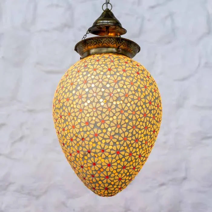Luminária de teto oval em mosaico claro para iluminação aconchegante e cênica de interiores.