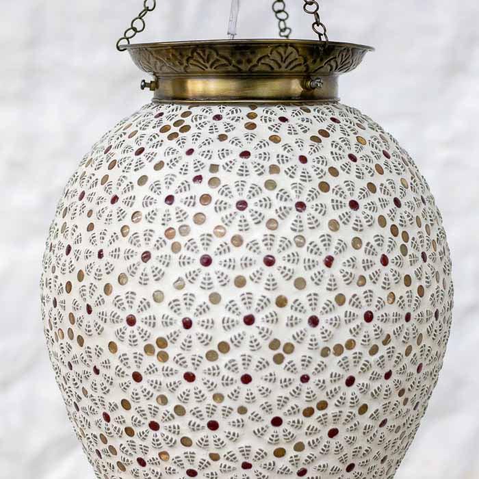 Objeto de iluminação suspensa e decoração artesanal em mosaico oriental importado da Índia.