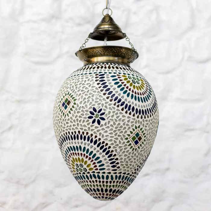 Cúpula pendente oval de mosaico artesanal com detalhes florais e geométricos sobre rejunte neutro.