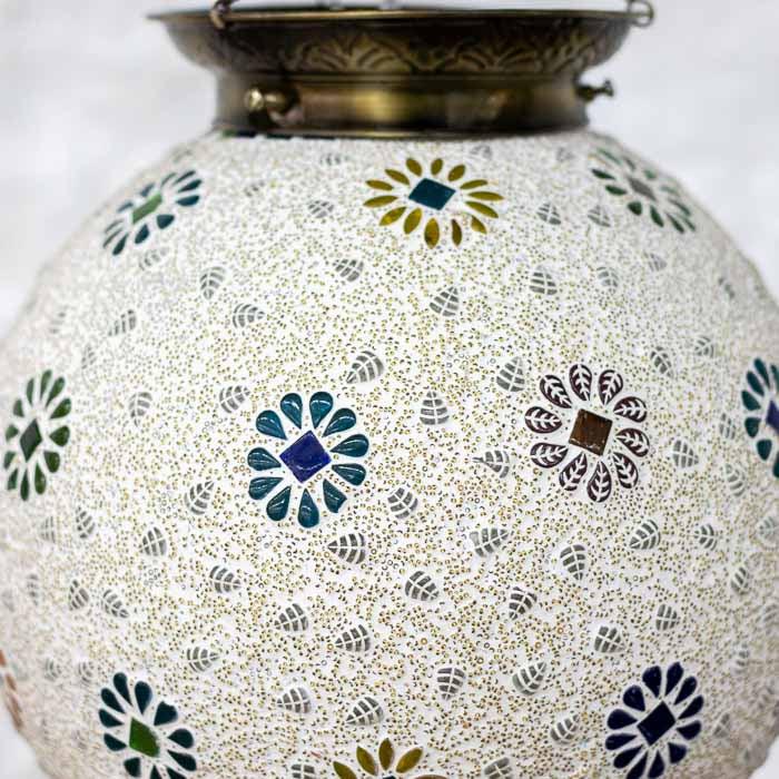 Luminária pêndulo em formato de bola redonda com mosaico claro para iluminação aconchegante e cênica.