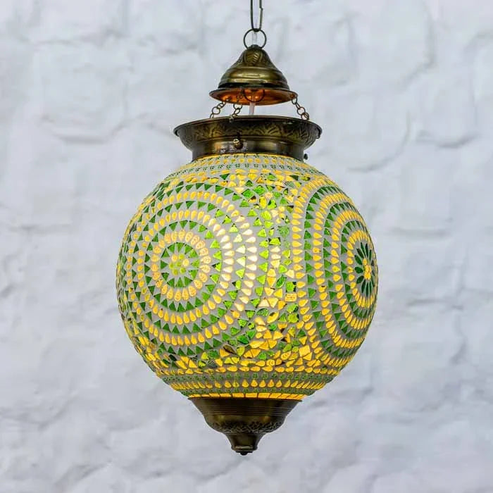 Cúpula pendente esférica em mosaico neutro com motivos florais e geométricos incrustados.