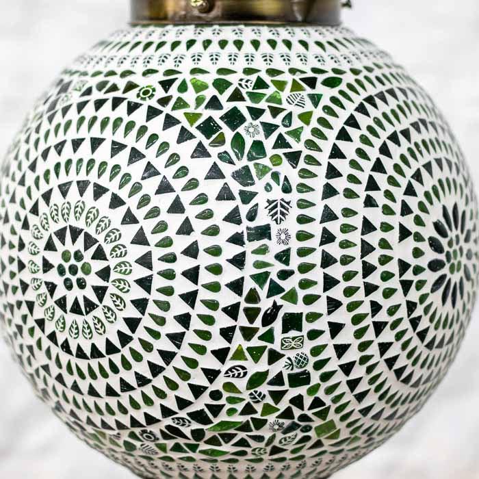 Peça artesanal indiana de teto em vidro com formato de globo e suporte metálico ornamentado.