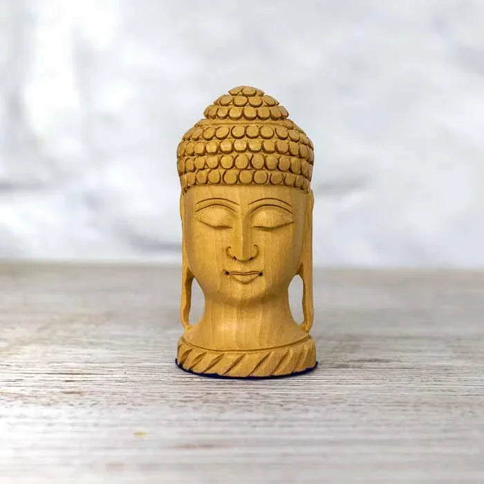 Escultura mística de Buda entalhada à mão para decoração de altar zen.