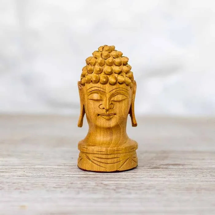 Detalhe da escultura de Cabeça de Buda indiana com olhos fechados e expressão de paz.