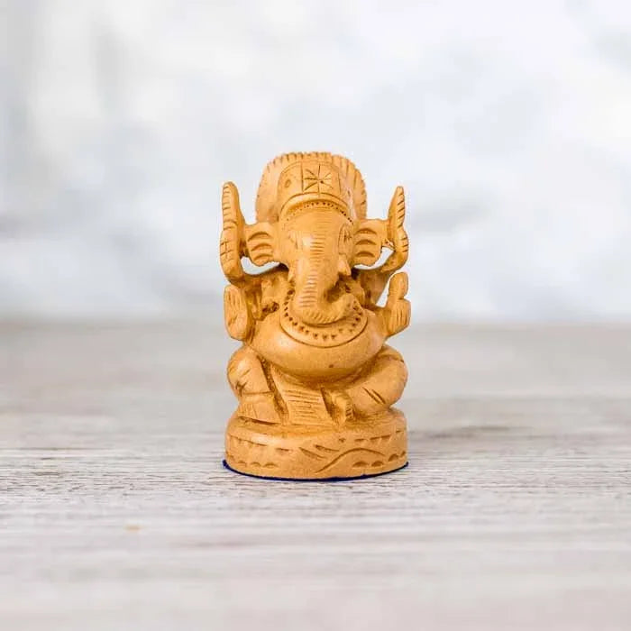 Escultura mística de Lord Ganesha entalhada à mão para decoração de altar zen e escritórios.