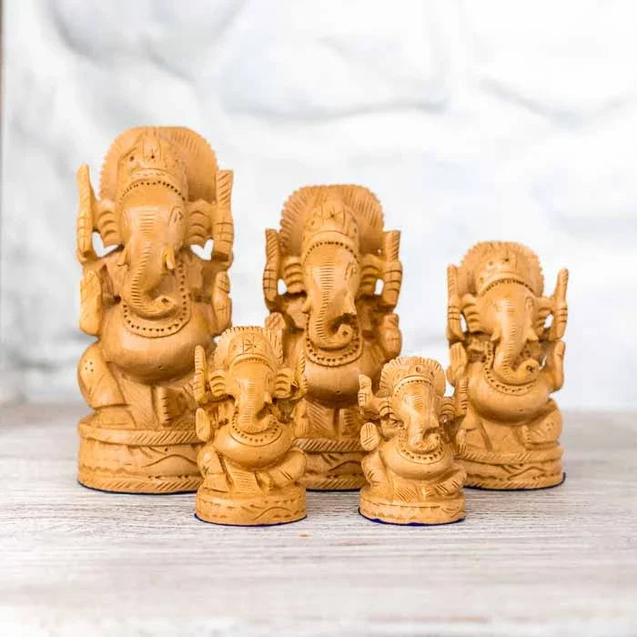 Composição de arte espiritual asiática com pequenas estátuas de Ganesha artesanais.