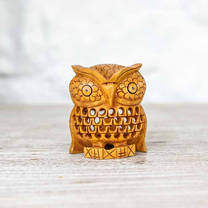 Estátua decorativa de coruja para harmonização de ambientes e presentes com significado.