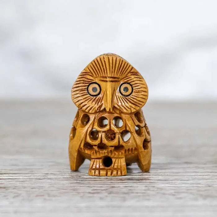 Mini escultura de coruja indiana com detalhes nos olhos e asas entalhadas.
