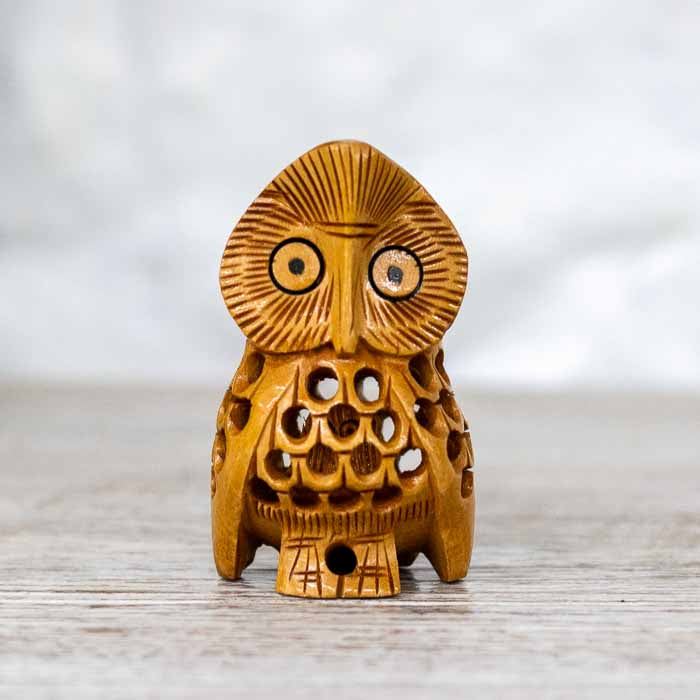 Estátua decorativa de coruja para harmonização de ambientes e presentes com significado.
