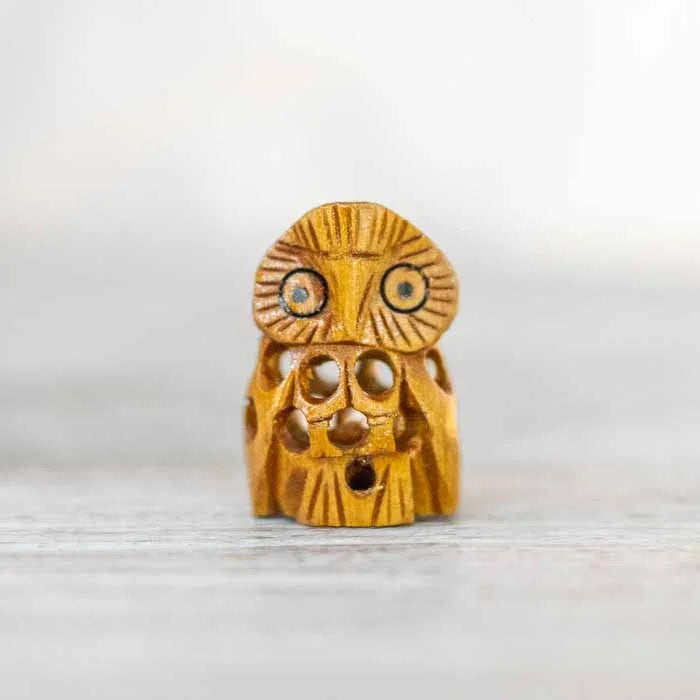 Escultura mística de coruja entalhada à mão para decoração de mesa de escritório e estantes.