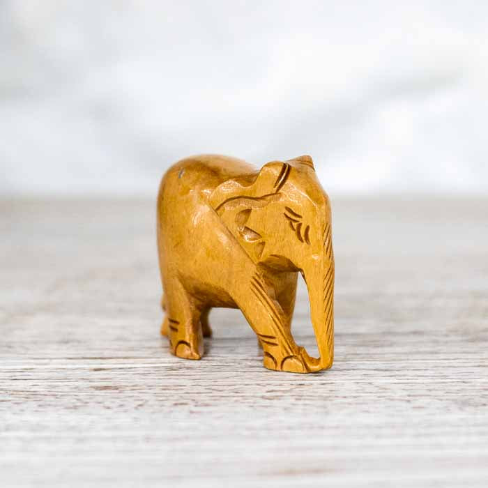 Mini escultura de elefante indiano com detalhes de ranhuras e acabamento rústico.