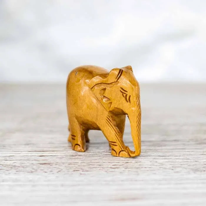 Mini escultura de elefante indiano com detalhes de ranhuras e acabamento rústico.