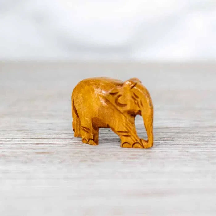 Escultura mística de elefante entalhada à mão para decoração de mesa de escritório e estantes.