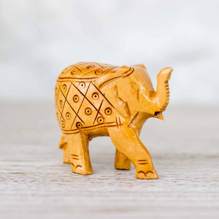 Escultura de elefante indiano com ranhuras e acabamento rústico tradicional.