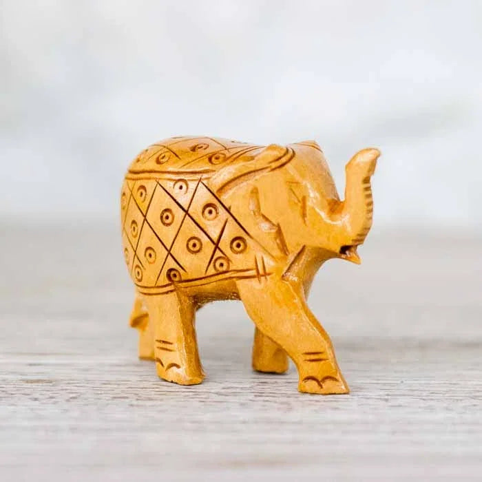 Escultura de elefante indiano com ranhuras e acabamento rústico tradicional.