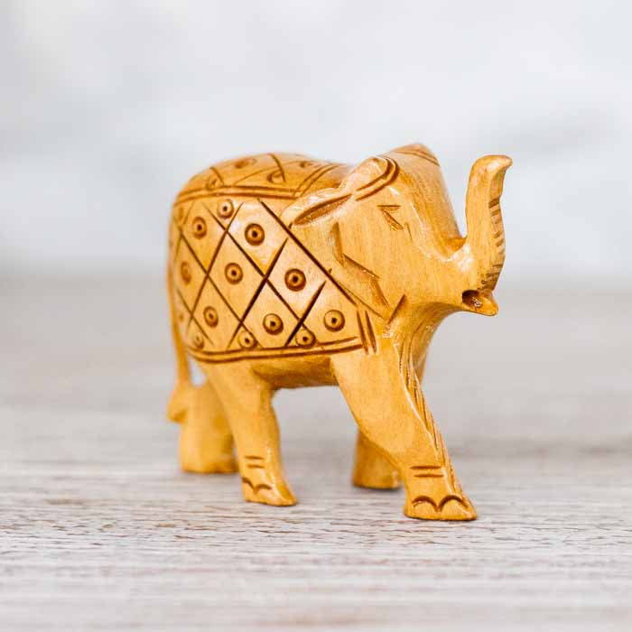 Estátua decorativa de elefante indiano para harmonização de ambientes e presentes com significado.