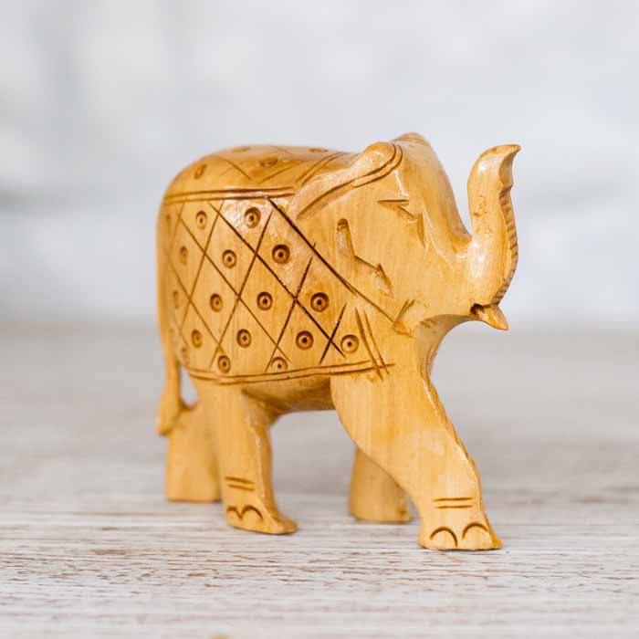 Enfeite místico de elefante entalhado à mão para decoração de mesa de escritório, estantes e altares.